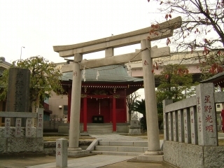 05足立区・神明町：赤稲荷神社.jpg